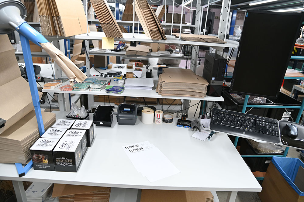 Paktafel bij Hop.nl waar bestellingen zorgvuldig worden ingepakt